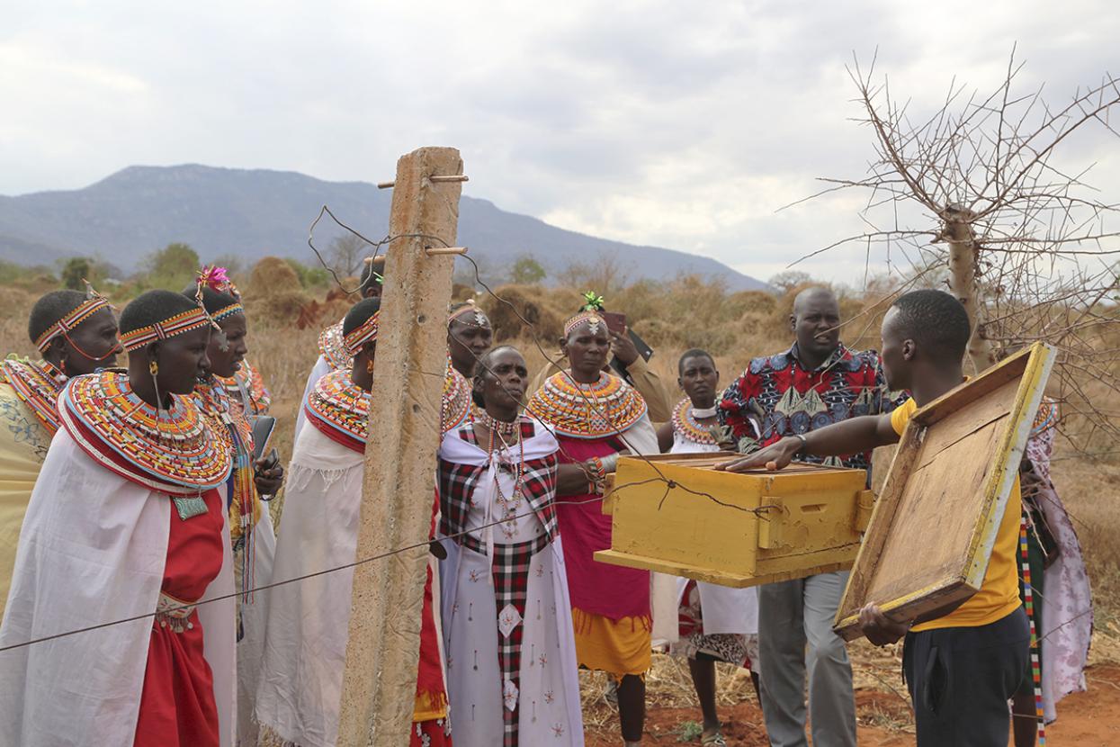 Chui Mamas group learning about fencing